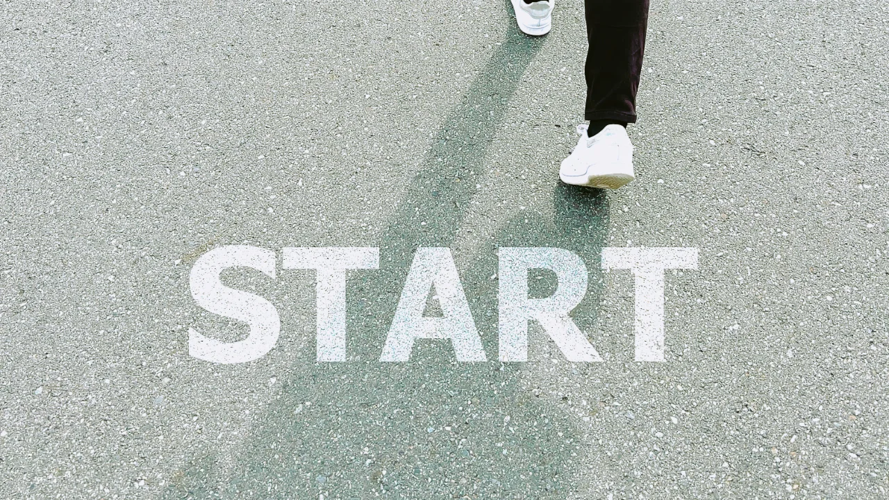 歩き始めている人の画像