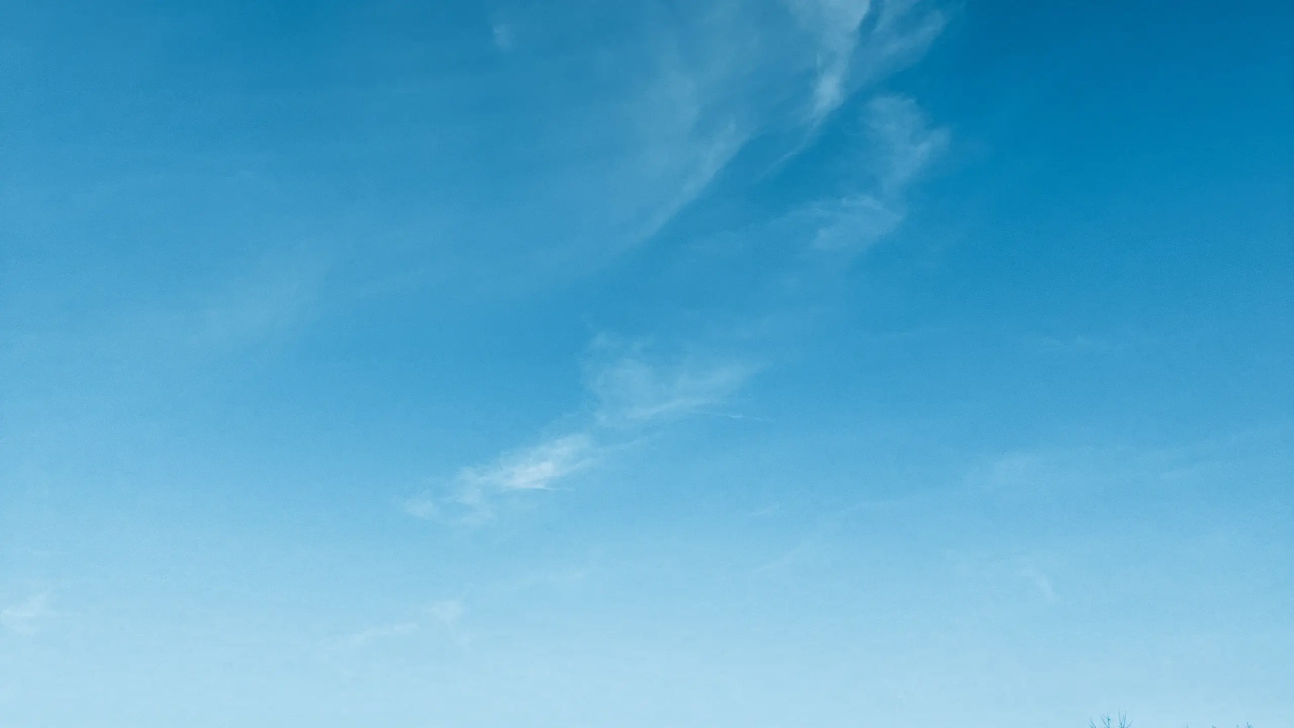 青空に雲が浮かんでいる画像