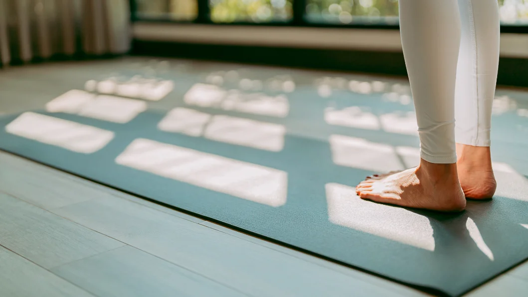 ヨガマットとそこに立っている人の写真