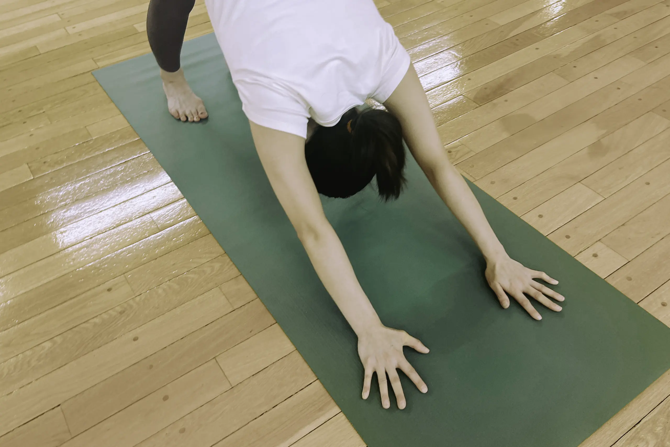 ヨガマットの上でポーズをする女性