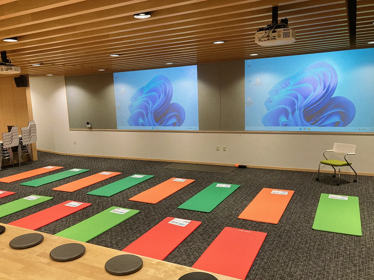 大学でのヨガ講座会場