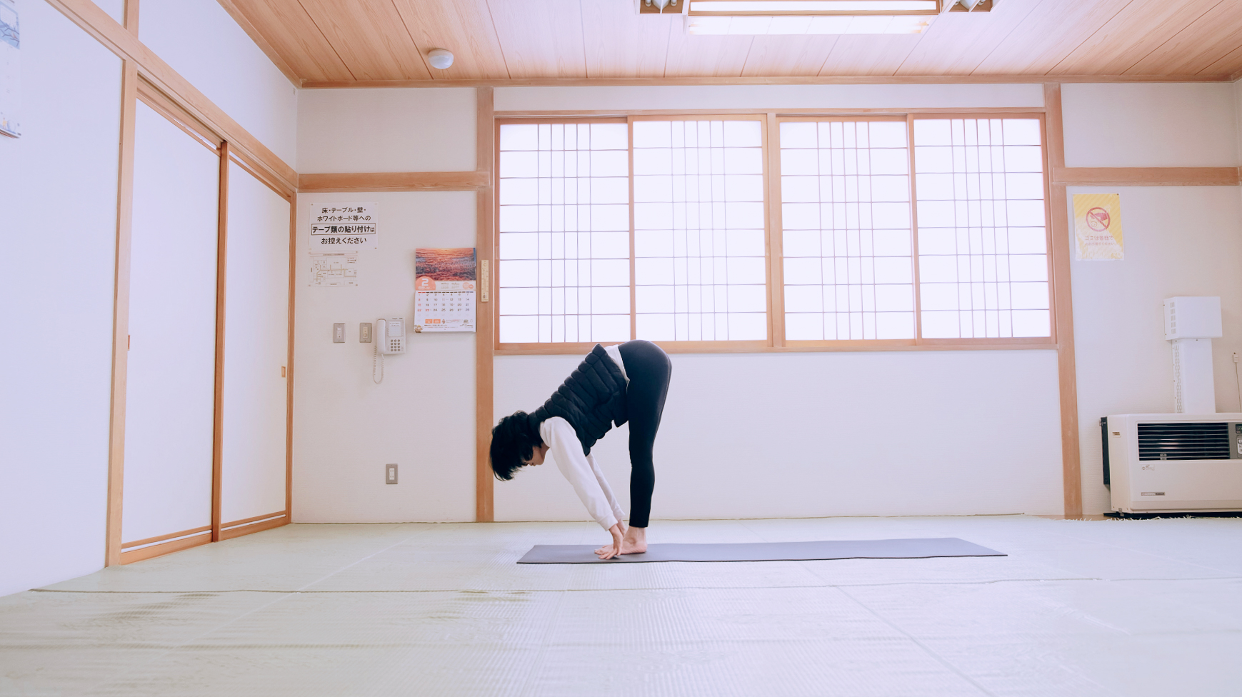 会場でポーズをとっている写真